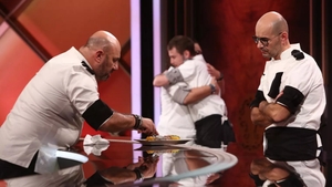 Soția unui concurent de la Chefi la cuțite a răbufnit după ce bărbatul ei a fost dat afară. „Am văzut un firicel de sânge”