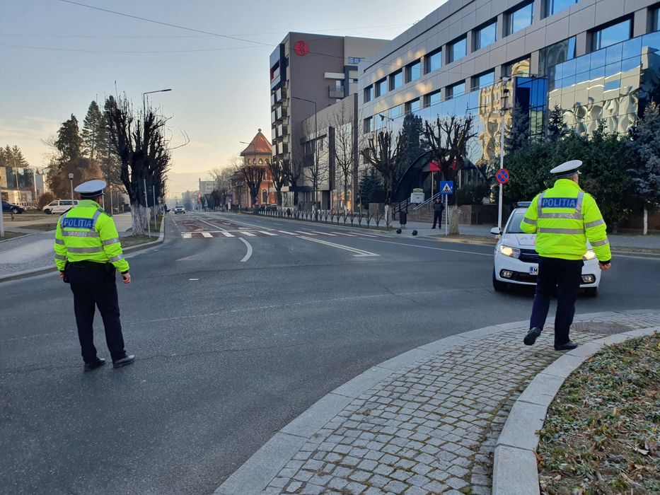 Alertă în Vâlcea! Un colet suspect, descoperit în fața prefecturii. Polițiștii, ofițerii SRI și ambulanțele au înconjurat zona