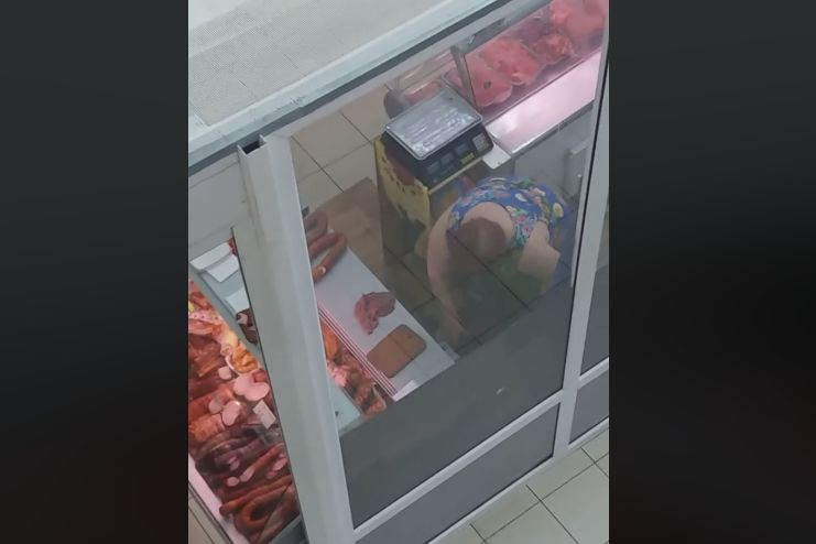 O angajată a unui supermarket din Cernăuți, filmată în timp ce ștergea mezelurile cu cârpa!