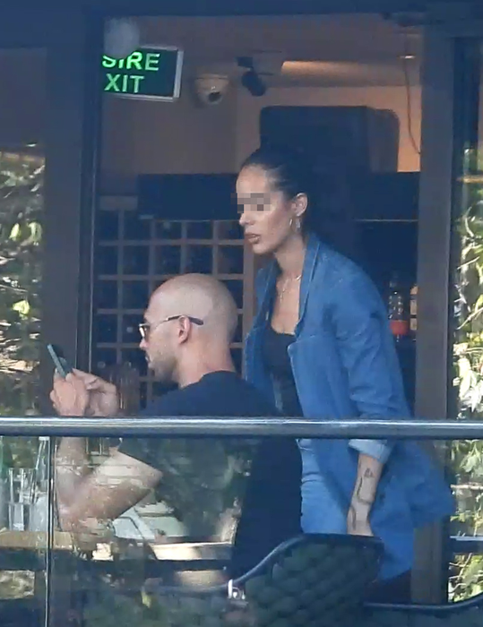 Andrew Cobra Tate, fratele celebrului Tristat Tate, a făcut o ședință foto chiar pe terasa unui restaurant din București