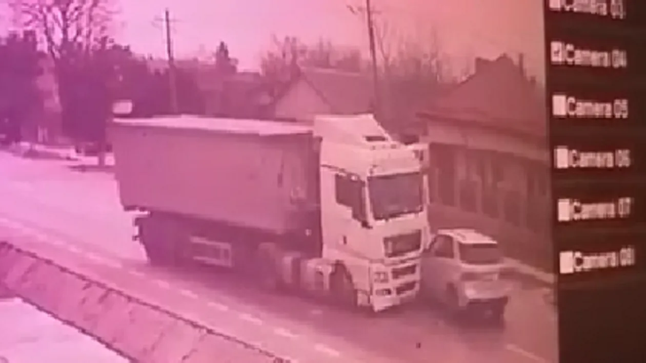 Imagini tulburătoare. Un șofer de TIR a intrat intenționat într-un autoturism. Inițial, a fost găsit vinovat șoferul autoturismului