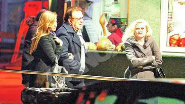 Oferta 2 in 1 de Craciun. Cotabita, facut sandvici de doua blonde zambitoare