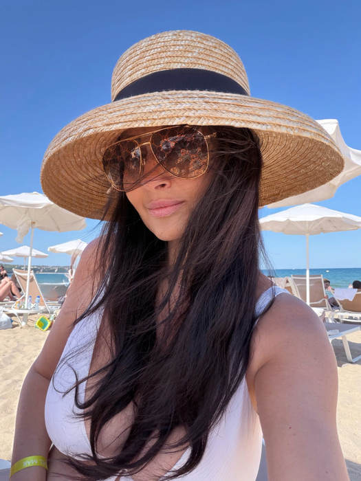 Gabriela Cristea face senzație pe litoralul din Bulgaria. Apariție îndrăzneață în costum de baie