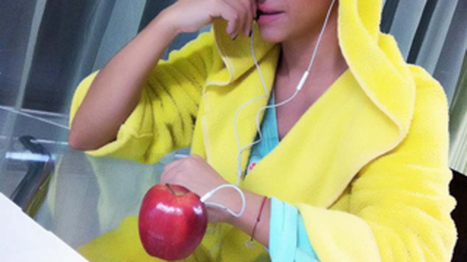 Anda Adam si-a luat un produs Apple: "Mai bine il mananc!"