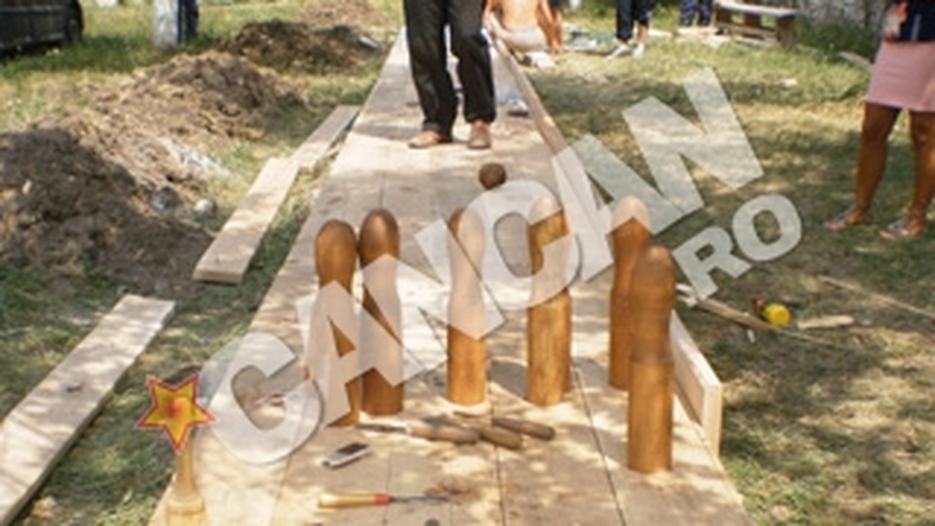 La Arges s-a reconstruit o popicarie ca acum o suta de ani! Piesele si bila sunt scupltate in lemn de stejar