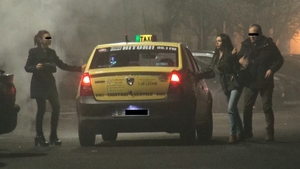 Exista viata dupa Sisu! Batuta si abandonata, iubita cantaretului a dat iama in mancare si se consoleaza cu prietenii!