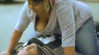 Video demential! O negresa cu fundul cat casa isi calca in picioare sotul - Ea are peste 100 de kilograme, el aproape jumatate