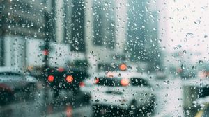 Amenzi considerabile pentru șoferii care circulă pe timp de ploaie și fac asta! Sancțiunile pot ajunge până la 1.000 lei