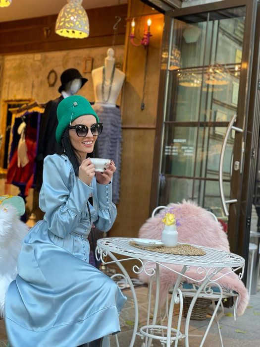 Cosmina Păsărin, la o cafea, în Paris, acolo unde a petrecut patru zile, de ziua ei