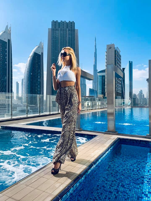 Silicoane, liposucție și brazilian butt sunt intervențiile pe care și le-a făcut actuala iubită a lui Zenga