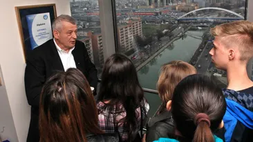 Elevii au luat cu asalt Primaria Capitalei! Au facut o minisedinta, apoi au intrat la dezbateri cu Sorin Oprescu!