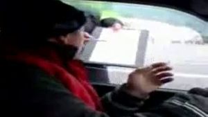 VIDEO absolut fabulos! Un sofer calca in picioare un agent de la rutiera! "Bag p*** in ma-ta de 6 puncte, de prost ce esti!"