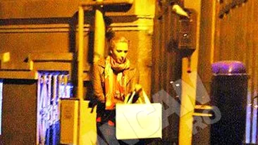 Iulia Vantur se lasa pe mana Mihaelei Borcea. Prinsa in febra pregatirilor de Revelion