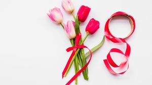 Florile potrivite pentru 8 Martie: Ce simbolizează lalelele, freziile și trandafirii oferiți de Ziua Femeii