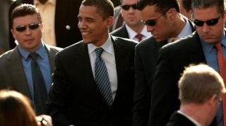 Un profesor i-a invatat pe elevi care sunt cele mai potrivite unghiuri pentru a-l asasina pe Obama!
