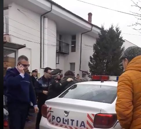 Traversare nepermisă în Piatra Neamț! Un bărbat a fost pus la pământ și încătușat după ce a trecut strada neregulamentar
