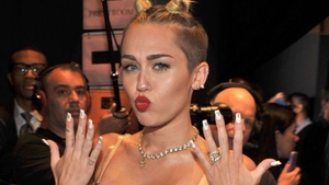 Casa cântăreţei Miley Cyrus, spartă de hoţi, înainte de ziua sa de naştere