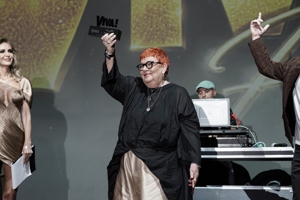 Producatoarea de televiziune Ruxandra Ion primeste premiul Viva in cadrul galei aniversare Viva Party, eveniment desfasurat la MINA (Museum of Immersive New Art) din Bucuresti, miercuri, 28 octombrie 2026. Distinctia i-a fost acordata pentru contributia sa remarcabila in industria serialelor de televiziune si divertismentului din Romania, in prezenta numeroaselor personalitati din lumea artistica si mondena IOANA PADURARU / MEDIAFAX FOTO