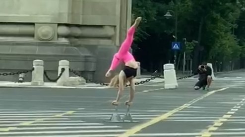 Ce făcea această tânără la ora 8 dimineaţa, în faţa Arcului de Triumf. Trecătorii au crezut că nu văd bine| FOTO şi VIDEO