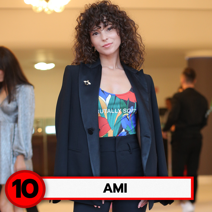 Top 30 cei mai discreți sâni din showbiz. Ce poziții ocupă Corina Caragea, Sandra Izbașa sau Iulia Albu?!