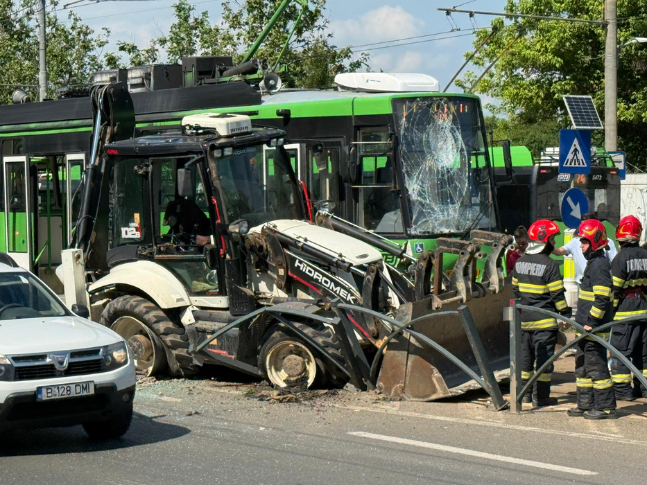 Accident pe Calea Văcărești între un buldoexcavator și un tramvai. Linia 10 a fost blocată!