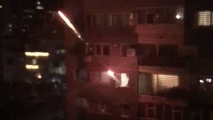 Scene incredibile în Constanța: un locuitor din cartierul Tomis a aruncat cu artificii pe geam