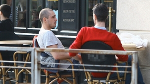 Vladimir Draghia a inventat un nou stil de a bea cafeaua: pe trotuar, cu un cos de gunoi in spate si cu picioarele pe perete!