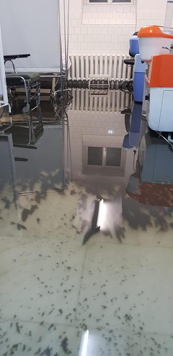 Incredibil. Medic, cercetat disciplinar după ce a postat mai multe imagini cu spitalul inundat. FOTO