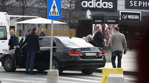 Ajuns în România într-o vizită neoficială, Petru Lucinschi şi-a aşteptat un sfert de oră garda de corp să-l preia din parcarea mall-ului. Agentul ”Pişpirel” l-a pierdut la Bucureşti pe ditamai preşedintele Moldovei!