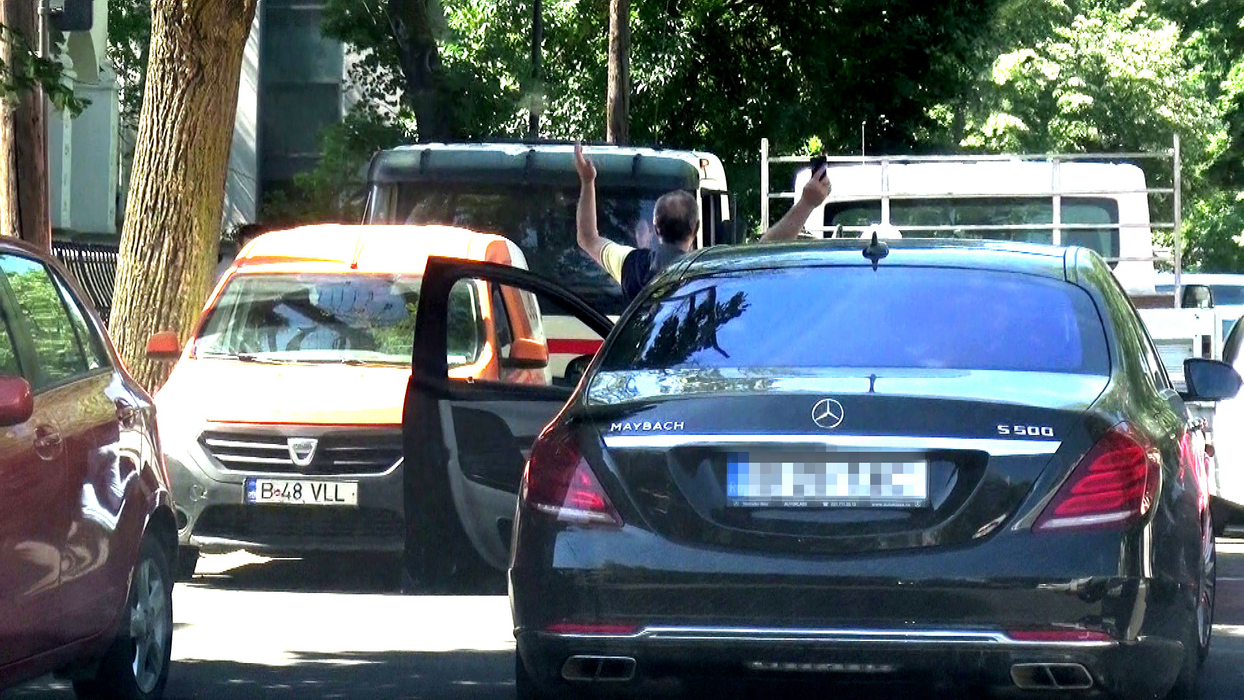 Gigi Becali a tras Maybach-ul în mijlocul străzii și a intrat în discuție cu o brigadă de muncitori