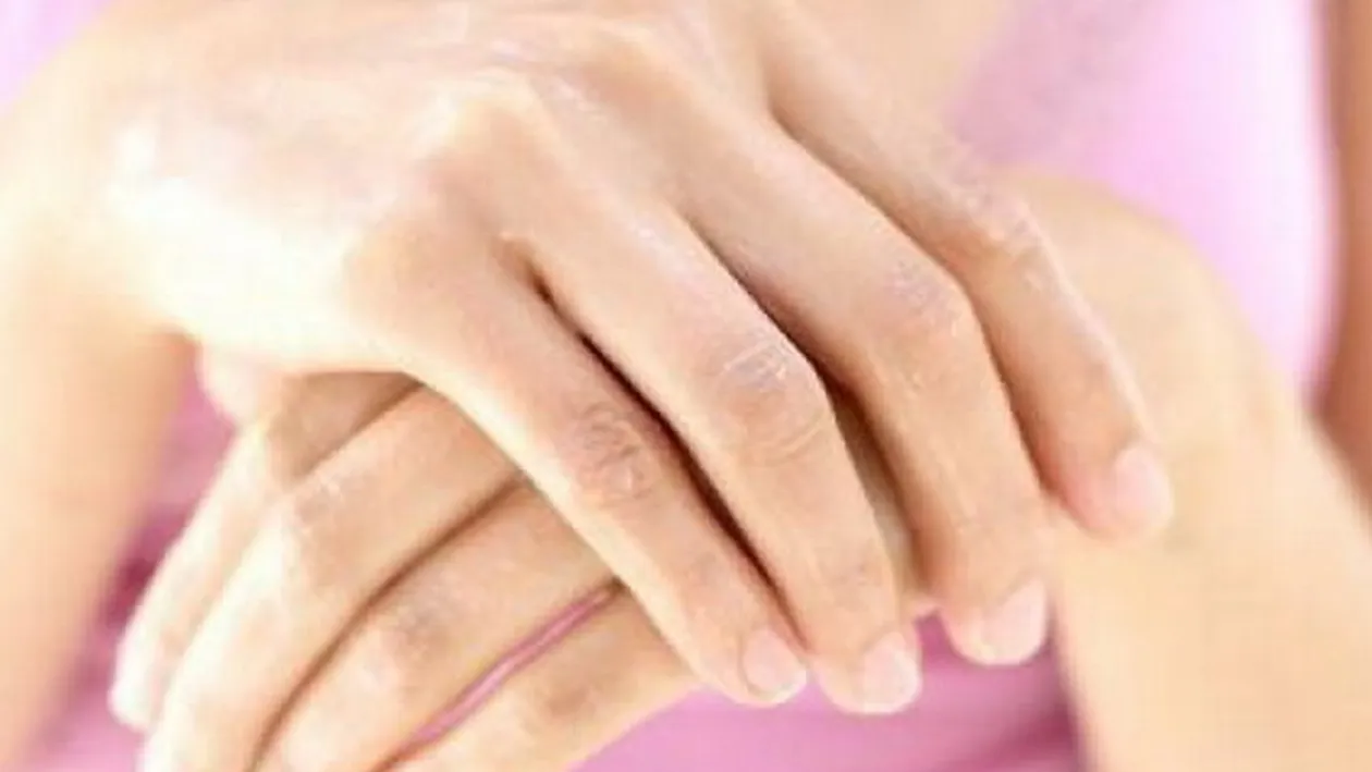 Te deranjeaza aspectul uscat al mainilor tale? Uite ce poti face pentru a scapa de aceasta problema!