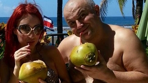 Vacanta de vis pentru Axinte! S-a refugiat de frig in Costa Rica si s-a pozat ASA cu sotia, pe plaja!
