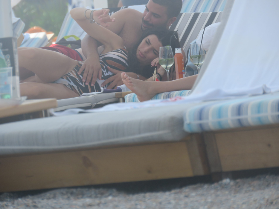 Ioana Filimon, în tandrețuri cu iubitul, pe plajă / Sursă foto: CANCAN