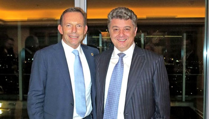 Fostul premier australian Tony Abbott și Florin Burhală, avocatul român care s-a îmbogățit în țara cangurilor