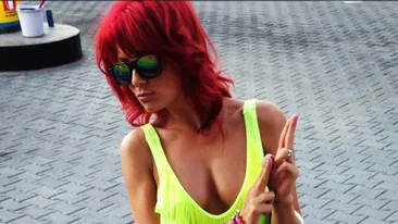 Nu are silicoane, dar e mândră de sânii ei mici! Ce cântăreaţă a avut tupeu să se imbrace asa in plină zi?