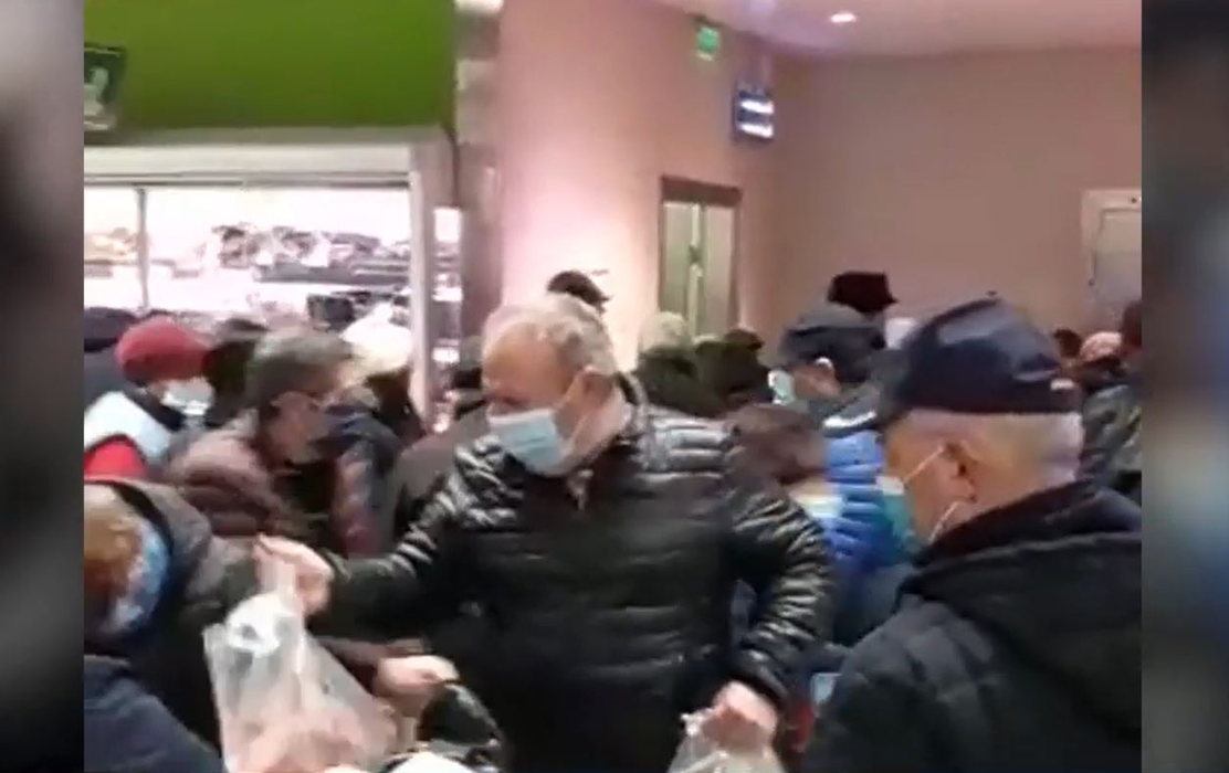 Zeci de oameni din Alexandria s-au luptat pentru carne la ofertă în pandemie. Autoritățile se tem că astfel de scene se vor repeta și în alte orașe