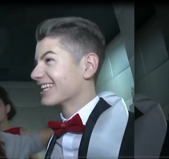 Vedeta din imagine a crescut și a ajuns la Power Couple! Recunoști cine e tânărul din poze?