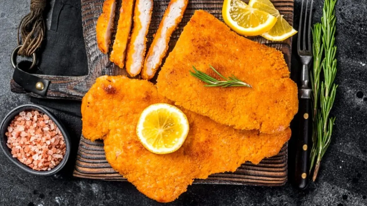Ce trebuie să pui în făină ca șnițelul să iasă suculent și crocant. Ingredientul care îl schimbă radical