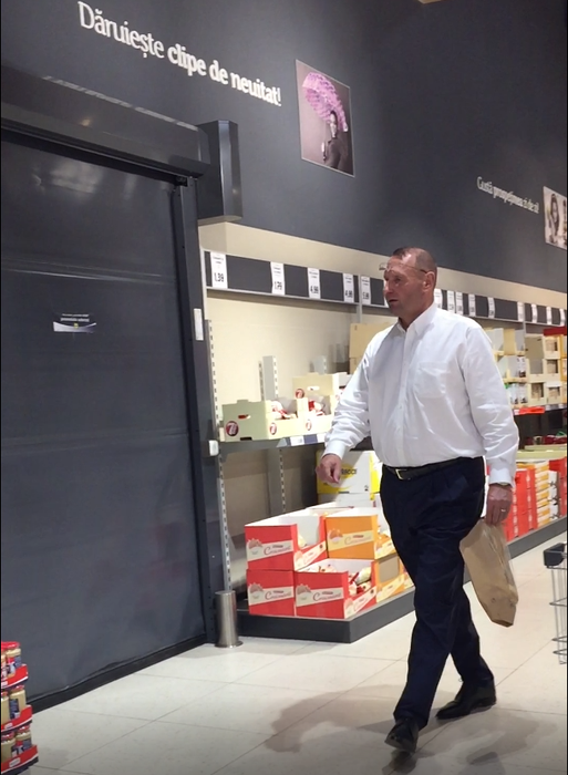 Cu punga în mână, Viorel Cataramă se îndreaptă spre ieşire