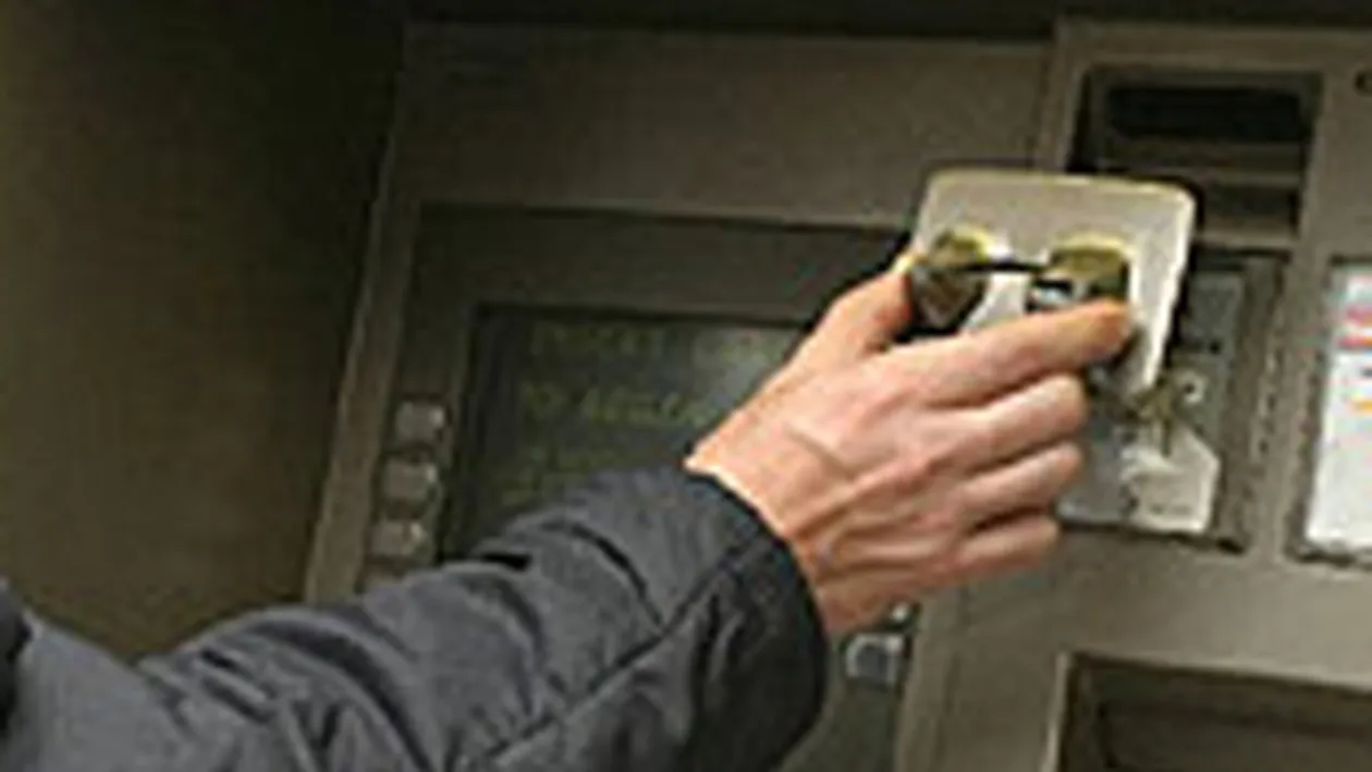 Doi romani, arestati  pentru frauda de 250.000 de dolari, prin skimming, in Australia