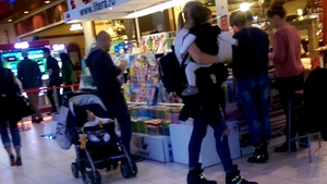 Cum au surprins-o paparazzii pe Violeta, sotia lui Marcel Pavel. 100 de metri mall cu copilul in brate!