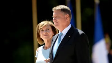 Cum s-a îmbrăcat Carmen Iohannis în prima zi de şcoală, la Sibiu. Soţia preşedintelui Klaus Iohannis, ţinută nepotrivită? Cum arăta rochiţa