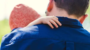 Părinții din Bistrița sunt disperați! Un pedofil umblă cu pantalonii în vine prin Centrul Vechi și le terorizează copiii