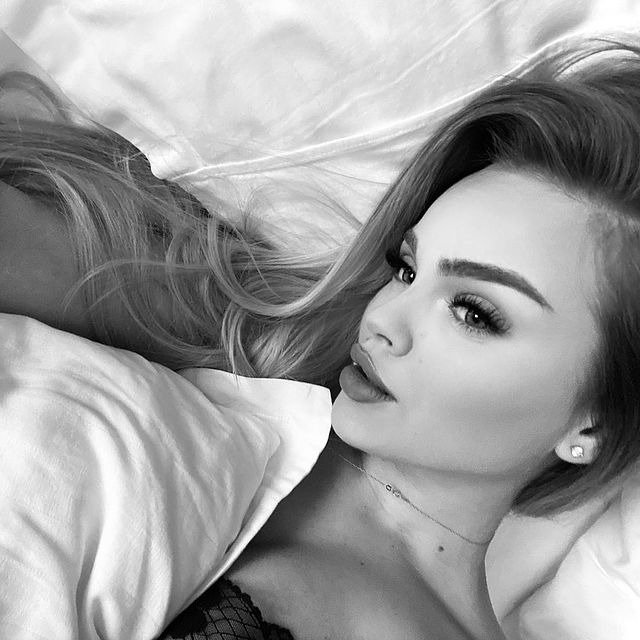 Amelie îi "răvășește" pe cei 5.000 de urmăritori cu postările ei
