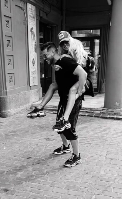 Victor Slav își sărută iubita în văzul tuturor! Este mai îndrăgostit ca niciodată și oriunde merge îi face declarații de amor!
