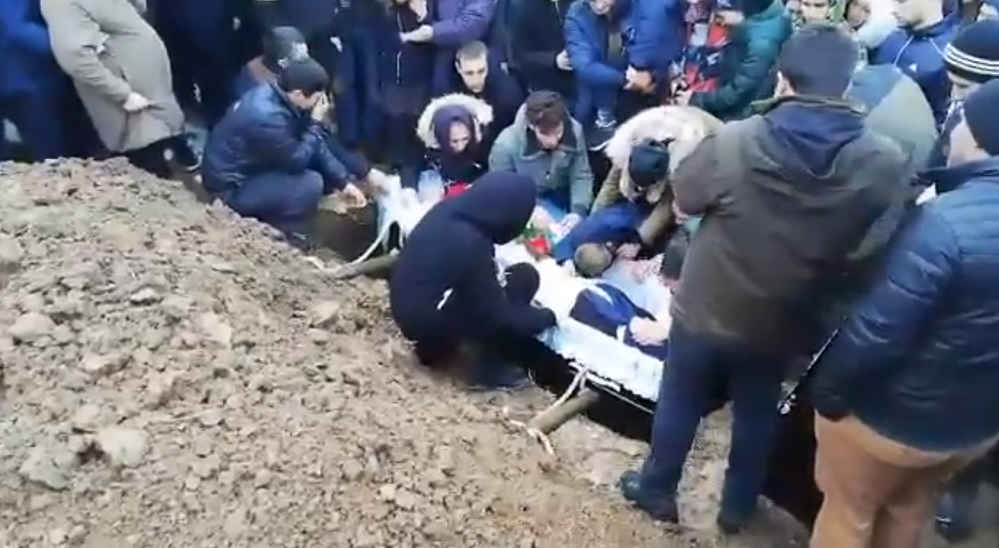 Imagini de la înmormântarea mamei din Timiș cu 18 copii! E cutremurător ce s-a întâmplat când au băgat-o pe Lidia în groapă. VIDEO