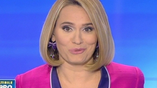 Andreea Esca trece la coafura de vara! Stirista s-a facut blonda, cu suvite! Iti place?