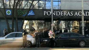 Imagini revoltătoare în Băneasa. Cum işi iau micul dejun o gaşcă de rromi!