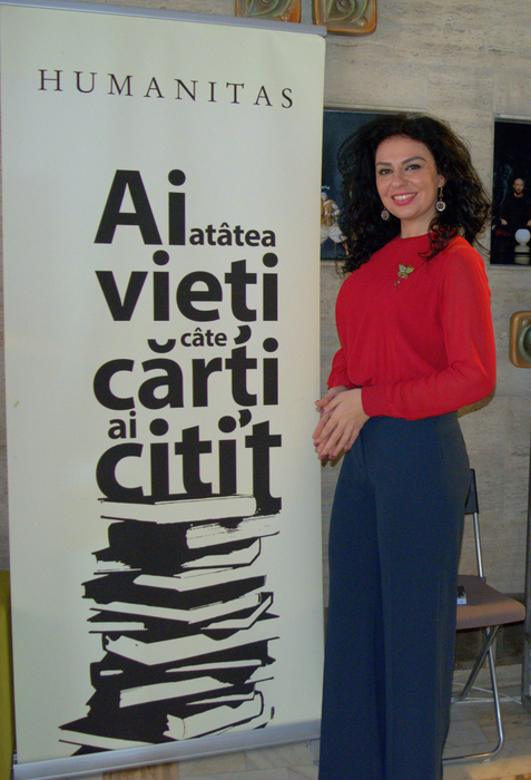 Luciana a studiat în Craiova