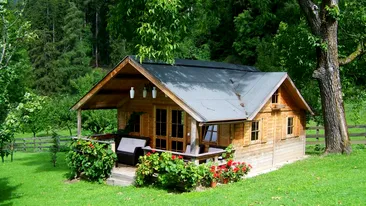 Cât costă o casă din lemn de 80 m2? Ghid complet pentru cei care își doresc o casă pe pământ ieftină